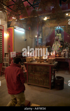 dh man Mo Tempel SHEUNG WAN HONGKONG man betet Menschen beten Gebet taoismus china beten konfuzianismus Gebete kow tow tao Kotau Stockfoto