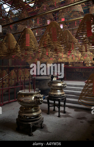 dh Man Mo Tempel SHEUNG WAN HONG KONG Joss Stick Urn und hängenden Weihrauch brennen Jossstick Spulen Stockfoto