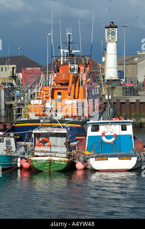 dh Hafen KIRKWALL ORKNEY Kai Angelboote/Fischerboote Rettungsboot und Hafen-Leuchtturm Stockfoto