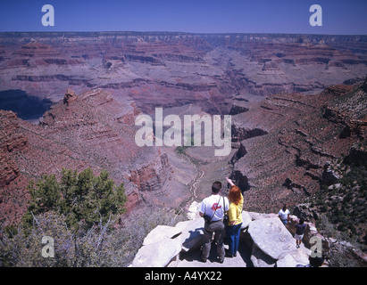 Paar über den Grand Canyon Arizona USA schauen Stockfoto