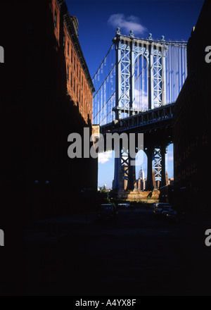 Blick auf die Manhattan Bridge und das Empire State Building aus Brooklyn, New York City, USA Stockfoto