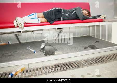 Torwart auf der Bank eingeschlafen Stockfoto