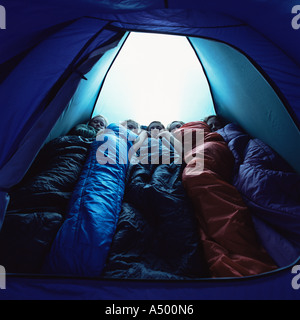 Kinder im Schlafsack im Zelt Stockfoto
