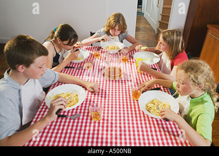 Kinder essen spaghetti Stockfoto