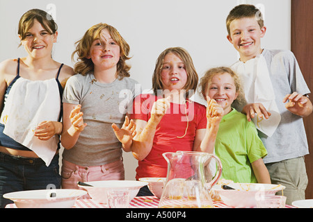 Kinder fallen in Essen Stockfoto