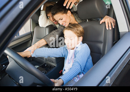 Junge Eltern Auto fahren möchten Stockfoto