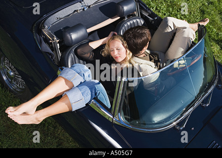 Paar, schlafen im Cabrio Stockfoto