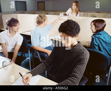 Jugendliche lernen und chatten Stockfoto