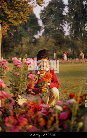 Gärtner in Nishat Bagh Jammu Kaschmir Indien Stockfoto