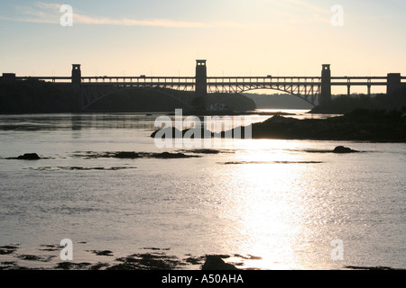 Sonnenuntergang an der Britannia Bridge über die Menai Straits zwischen Anglesey und North Wales Bangor Stockfoto