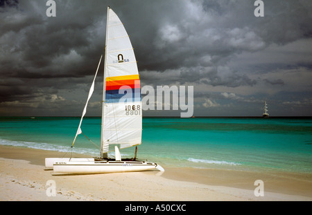 Im Leerlauf Segelboot an einem Strand in Playa del Carmen an der Riviera Maya auf der mexikanischen Halbinsel Yucatán. Stockfoto