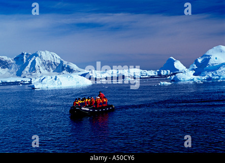 Touristen, Reisende, Zodiac Boot Tour, zwischen Cuverville Insel und Ronge Island, errera Channel, gerlache Strait, Antarktische Halbinsel, Antarktis Stockfoto