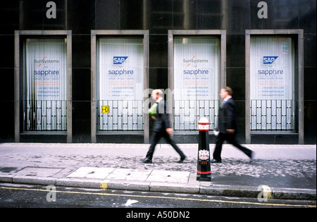 6. Oktober 2003 - Sachbearbeiter, vorbei an den Büros der SAP Sapphire in der City of London. Stockfoto