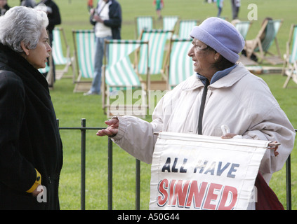 Frau mit alle gesündigt haben Banner bei Speakers Corner im Hyde Park London England Stockfoto