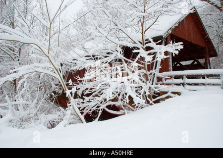 Ein Winter Schneesturm dumps mehrere Zoll/fast ein Fuß Schnee auf einem roten Covered Bridge in New Jersey Vereinigte Staaten von Amerika Stockfoto