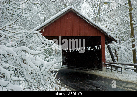 Ein Winter Schneesturm dumps mehrere Zoll/fast ein Fuß Schnee auf einem roten Covered Bridge in New Jersey Vereinigte Staaten von Amerika Stockfoto