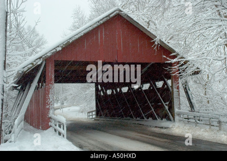 Ein Winter Schneesturm dumps mehrere Zoll/fast ein Fuß Schnee auf einem roten Covered Bridge in New Jersey Vereinigte Staaten von Amerika Stockfoto