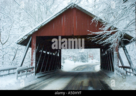 Ein Winter Schneesturm dumps mehrere Zoll/fast ein Fuß Schnee auf einem roten Covered Bridge in New Jersey Vereinigte Staaten von Amerika Stockfoto