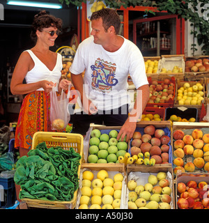 PAAR-EINKAUFEN-GRIECHENLAND Stockfoto