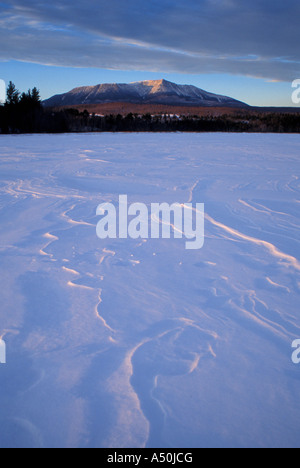 Muster in den Schnee Mt Katahdin in der Ferne Baxter State Park ME Stockfoto