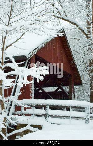 Ein Winter Schneesturm dumps mehrere Zoll/fast ein Fuß Schnee auf einem roten Covered Bridge in New Jersey Vereinigte Staaten von Amerika Stockfoto