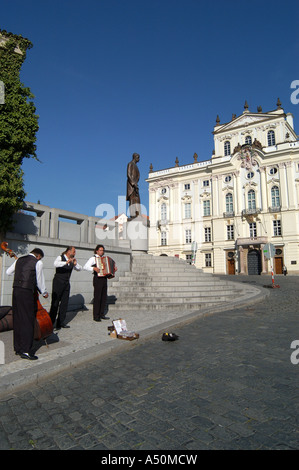 Straßenmusikanten und Palast des Erzbischofs, Prag Tschechische Republik Stockfoto