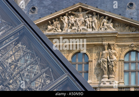 Louvre-Pyramide mit Pavillon Richelieu Abschnitt des Louvre-Palais im Hintergrund Paris Frankreich Stockfoto
