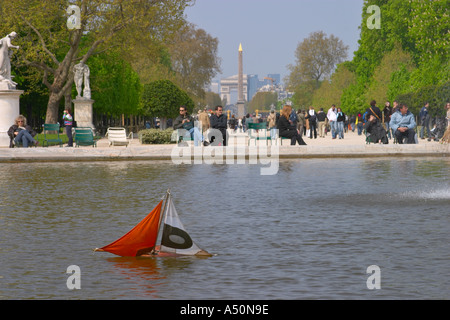 Ein Modellboot auf dem See in den Tuileries Gärten Paris Frankreich Stockfoto