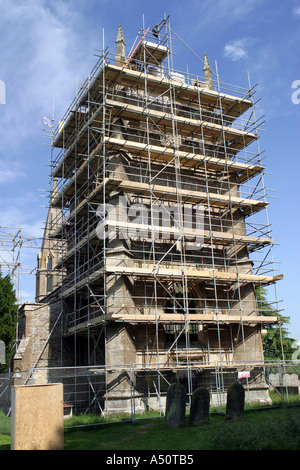 Rund um den Turm der Wanborough Kirche Gerüste während Konservierungsarbeiten Stockfoto