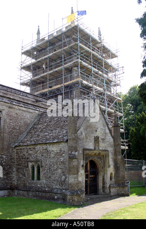 Rund um den Turm der Wanborough Kirche Gerüste während Konservierungsarbeiten Stockfoto