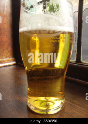 Pint Lager hautnah mit mehrere Schlucke genommen Stockfoto