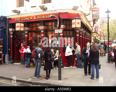 Nach der Arbeit sammeln Trinker am Freitagabend vor Trainer und Pferde, Soho, zentrale Pub in London England Stockfoto