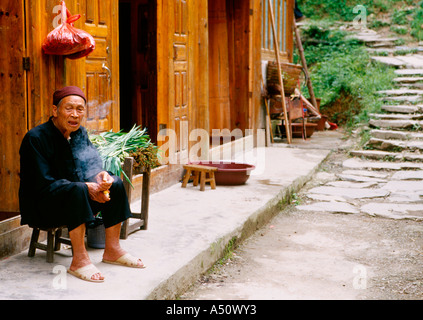Alte chinesische Mann Rauchen Zigarette in Pingan Dorf, Longsheng, China Stockfoto