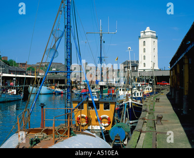 Bunt bemalte Fischerboote am Fischkai, North Shields, Tyne and Wear, England, Großbritannien. In den 1990er Jahren Stockfoto