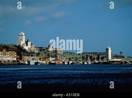 Allgemeine Ansicht der Fischerboote am Fischkai, und führende Lichter (weiße Türme), North Shields, Tyne und Wear, England, Großbritannien. In den 1980er Jahren Stockfoto