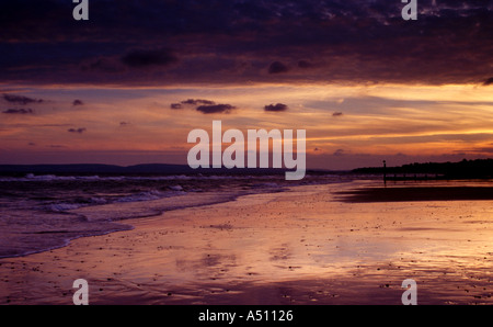 Sonnenuntergang über einem verlassenen Strand Stockfoto