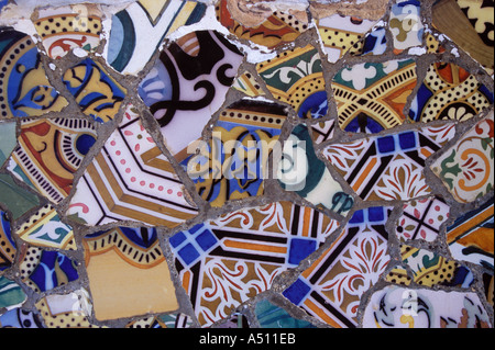 Park Güell gebrochene Fliesen Mosaik Detail aus dem Mosaik Bank Barcelona Spanien Stockfoto