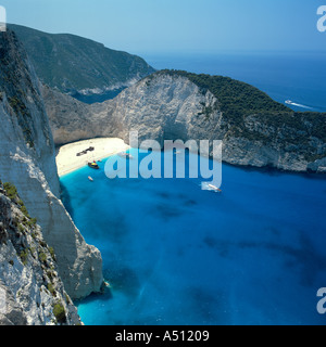 Blick nach unten über spektakuläre Shipwreck Bay und steile Klippen mit weit entfernten Menschen am Strand von Zakynthos die griechischen Inseln Griechenlands Stockfoto