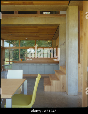 Die Lodge, Whithurst Park innere Seite moderne ländlichen Holzhaus zeigt Küche und Essbereich. Stockfoto