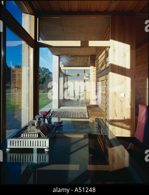 Die Lodge, Whithurst Park - im ländlichen Holzhaus - Glasschreibtisch mit geschliffenem Glas Tintenfass. Architekt: James Gorst Architekten Stockfoto