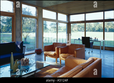 Die Lodge, Whithurst Park in Lounge große Eckfenster. Architekt: James Gorst Architekten Stockfoto