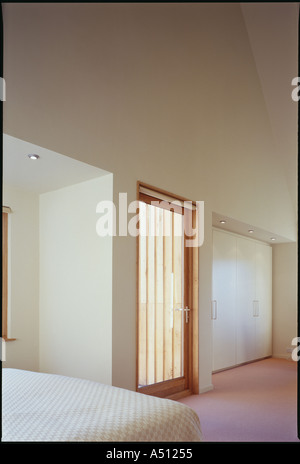 Die Lodge, Whithurst Park, innen modern minimal weiße Schlafzimmer. Architekt: James Gorst Architekten Stockfoto