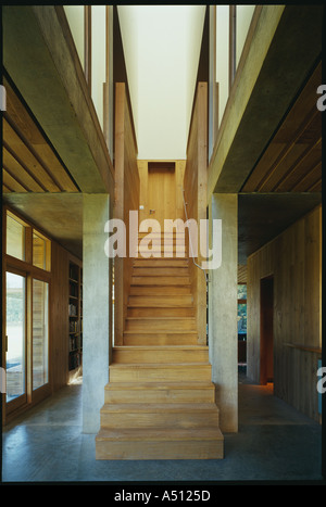 Die Lodge, Whithurst Park - Interieur mit Holztreppen. Architekt: James Gorst Architekten Stockfoto