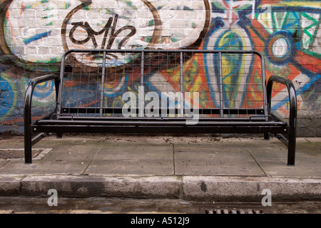 Eine verlassene Sofa Rahmen auf Grimsby Street, an der Brick Lane, London. Stockfoto