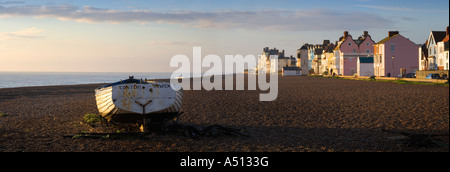 Panorama-Bild der Morgendämmerung bricht am Strand von Aldeburgh auf Küste von Suffolk in England UK Stockfoto