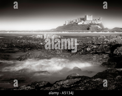 Schwarz / weiß Bild von Bamburgh Castle in Northumberland in England UK Stockfoto