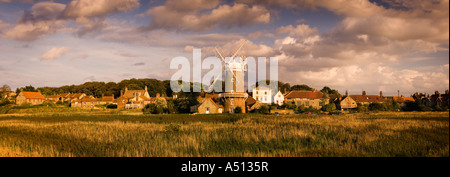 Panorama-Bild der Cley nächstes Windmühle das Meer und die umliegenden Sümpfe auf die Küste von Norfolk in England UK Stockfoto