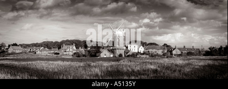 Schwarze und weiße Panorama-Bild der Cley nächstes Meer Windmühle und umgebenden Sümpfe auf die Küste von Norfolk in England UK Stockfoto