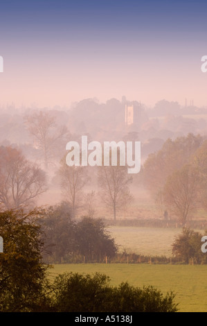 Herbstliche Nebel über die Stour Valley mit Dedham Kirche in Ferne auf Suffolk und Essex Grenze England UK Stockfoto