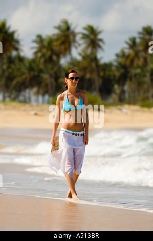 Young zu Fuß entlang dem Strand von Uvero Alto in der Nähe von Playa Del Macao und Punta Cana in der Dominikanischen Republik Stockfoto